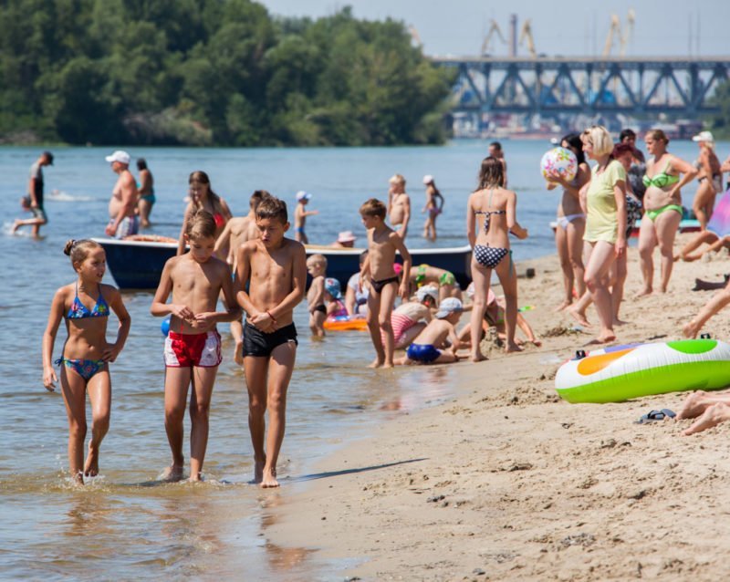 Выходной на Воронцовке: как жители Днепра отдыхают на пляже 16