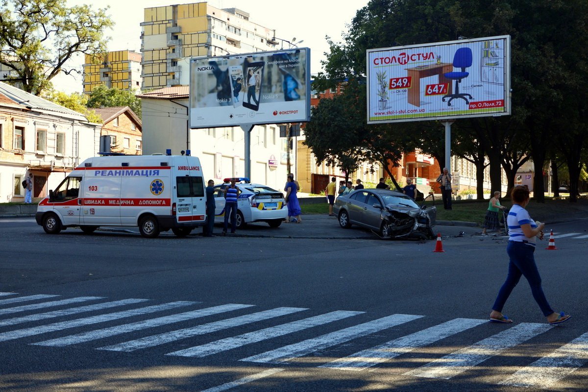 На проспекте Поля столкнулись Toyota и Audi: есть пострадавшие 1