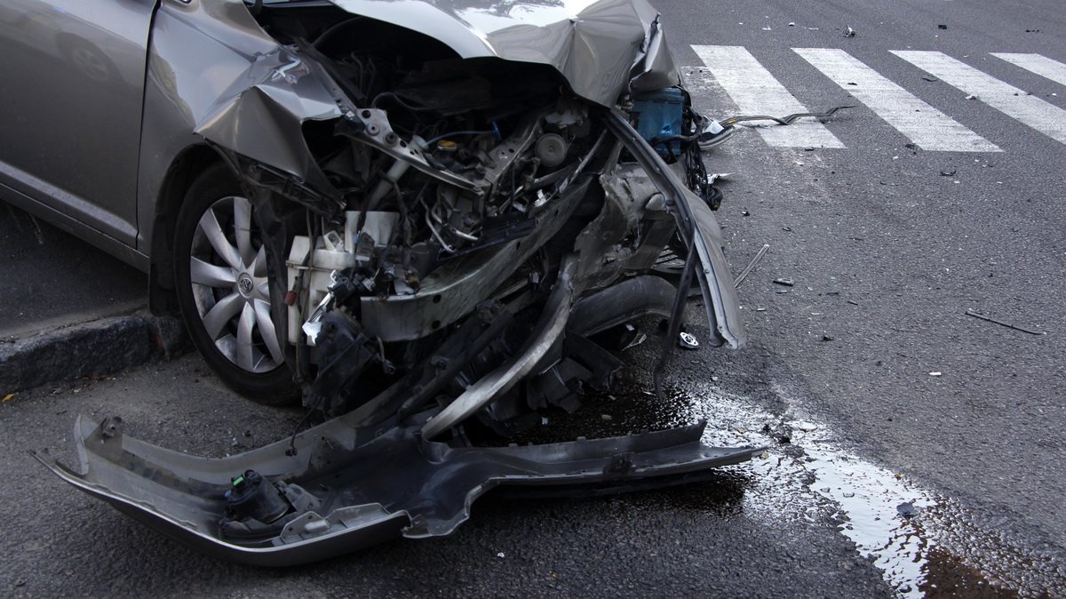 На проспекте Поля столкнулись Toyota и Audi: есть пострадавшие 2