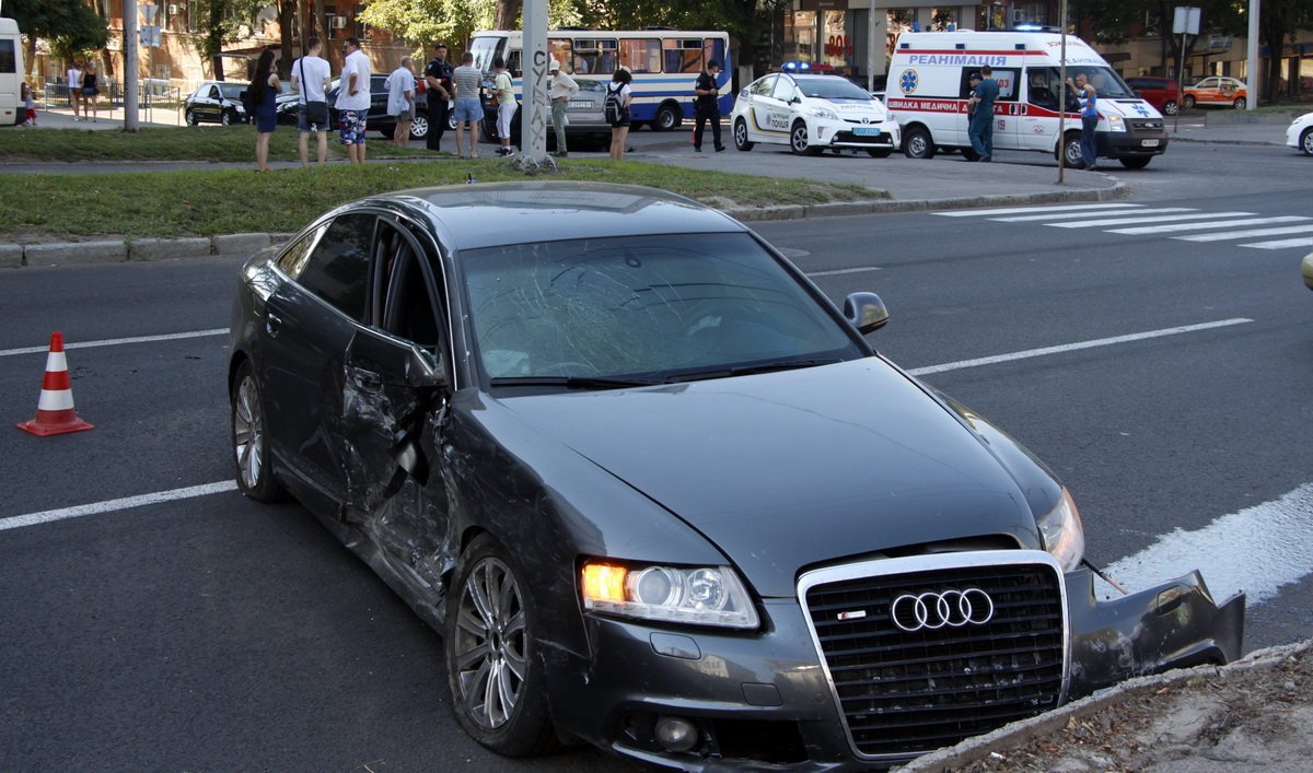 На проспекте Поля столкнулись Toyota и Audi: есть пострадавшие 4