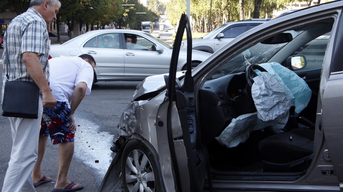 На проспекте Поля столкнулись Toyota и Audi: есть пострадавшие 5