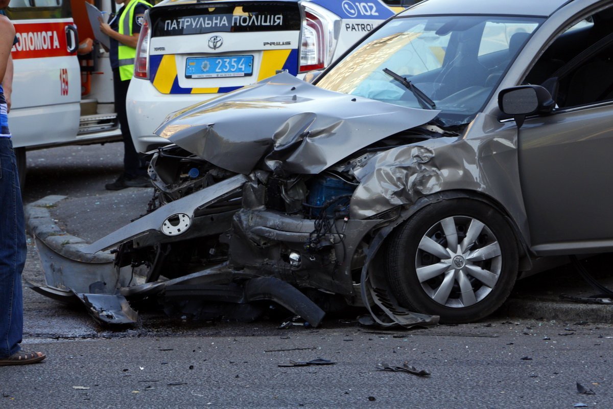 На проспекте Поля столкнулись Toyota и Audi: есть пострадавшие 7