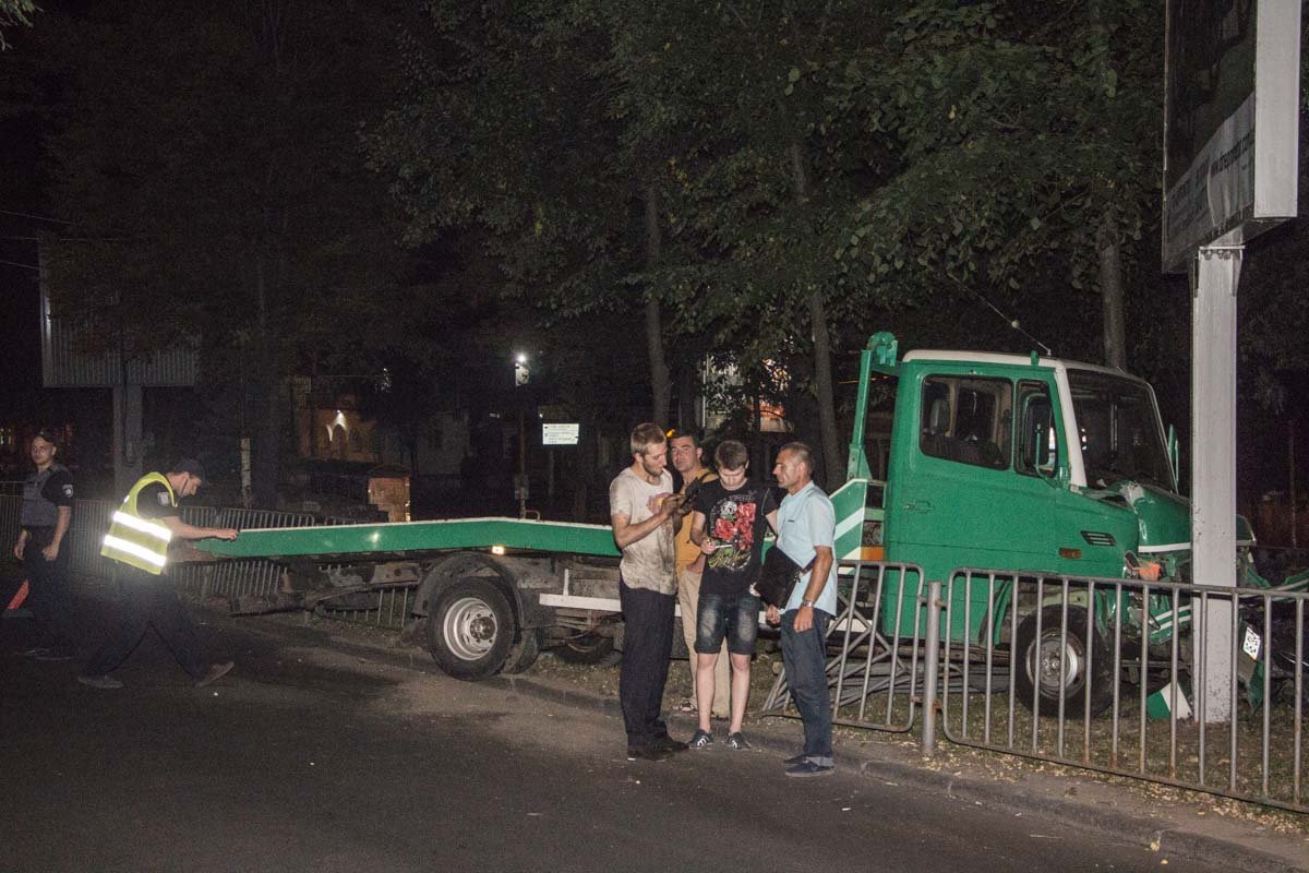 ДТП на Святослава Храброго: эвакуатор "затормозил" о билборд 1
