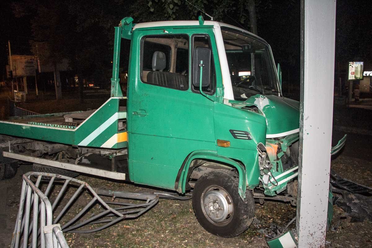 ДТП на Святослава Храброго: эвакуатор "затормозил" о билборд 2