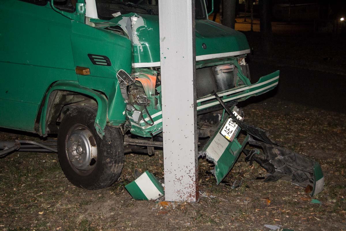 ДТП на Святослава Храброго: эвакуатор "затормозил" о билборд 3