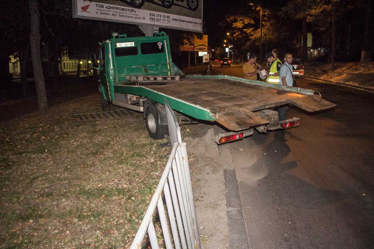 ДТП на Святослава Храброго: эвакуатор "затормозил" о билборд 4