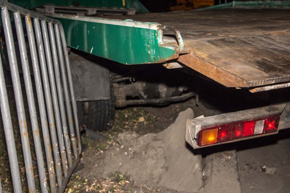 ДТП на Святослава Храброго: эвакуатор "затормозил" о билборд 5