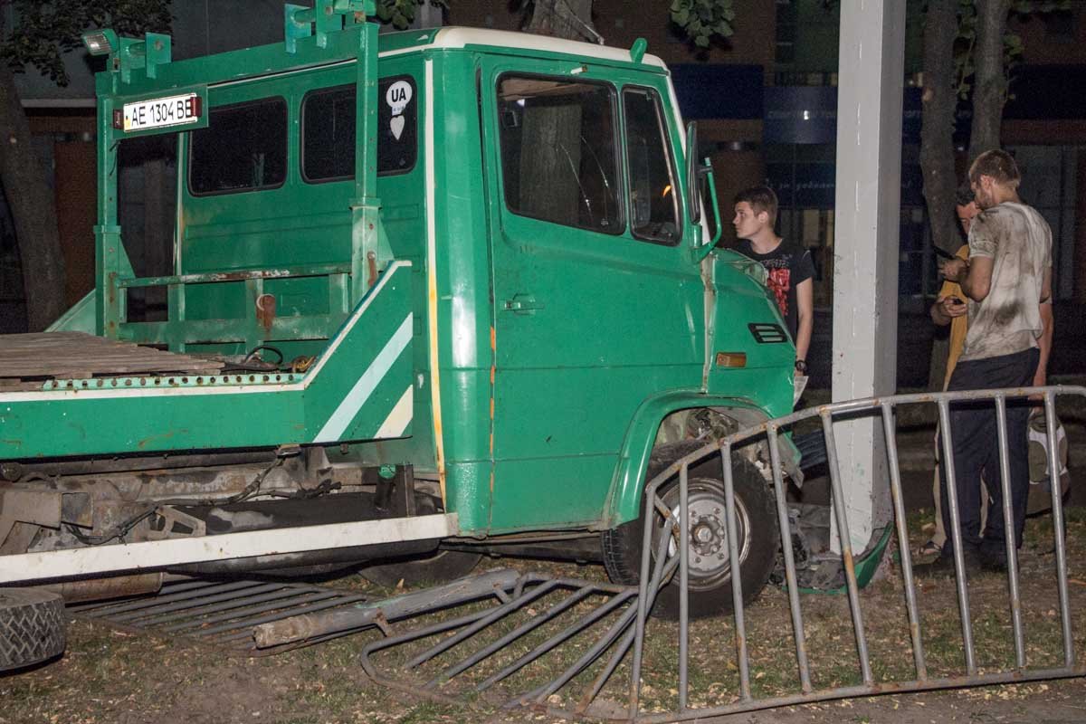 ДТП на Святослава Храброго: эвакуатор "затормозил" о билборд 6