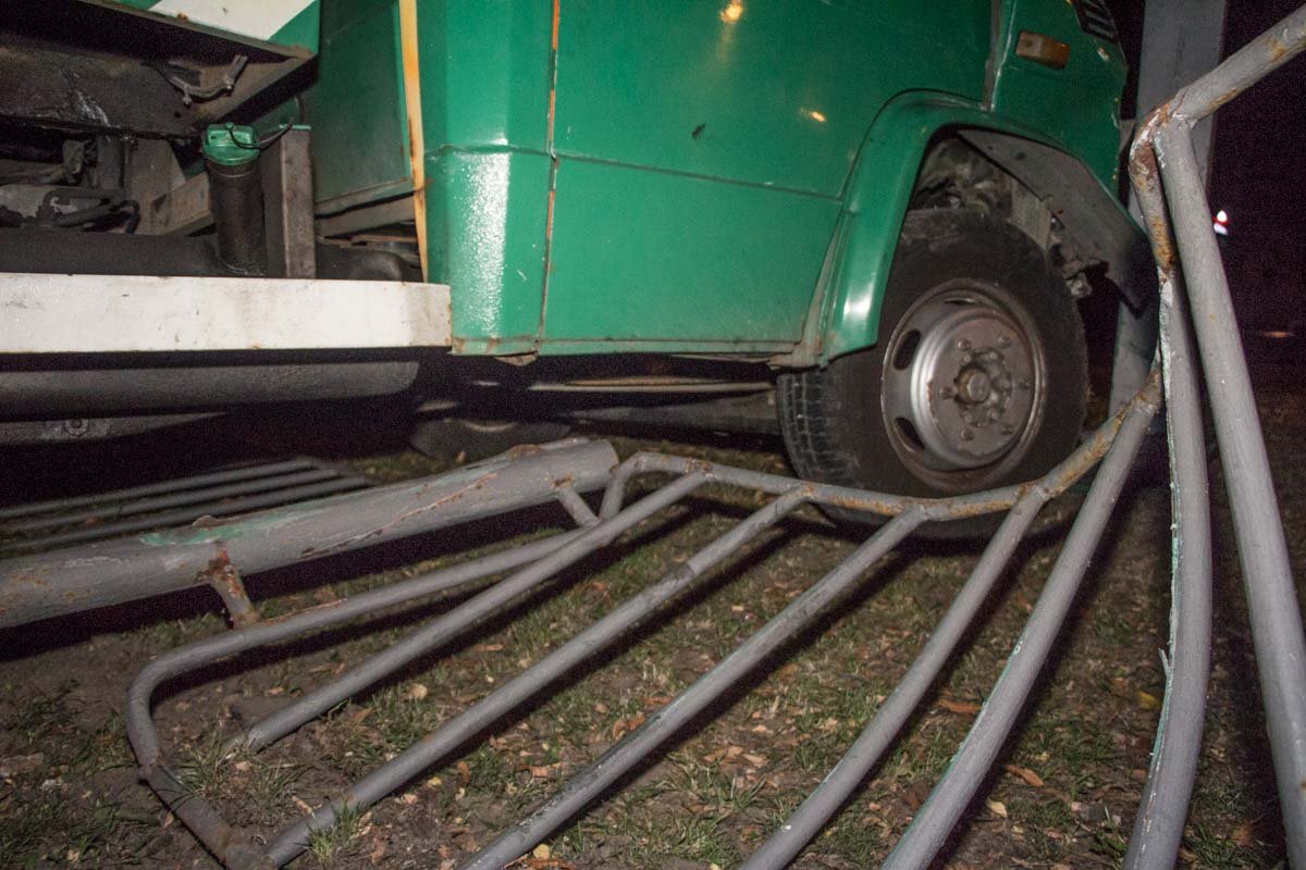 ДТП на Святослава Храброго: эвакуатор "затормозил" о билборд 7