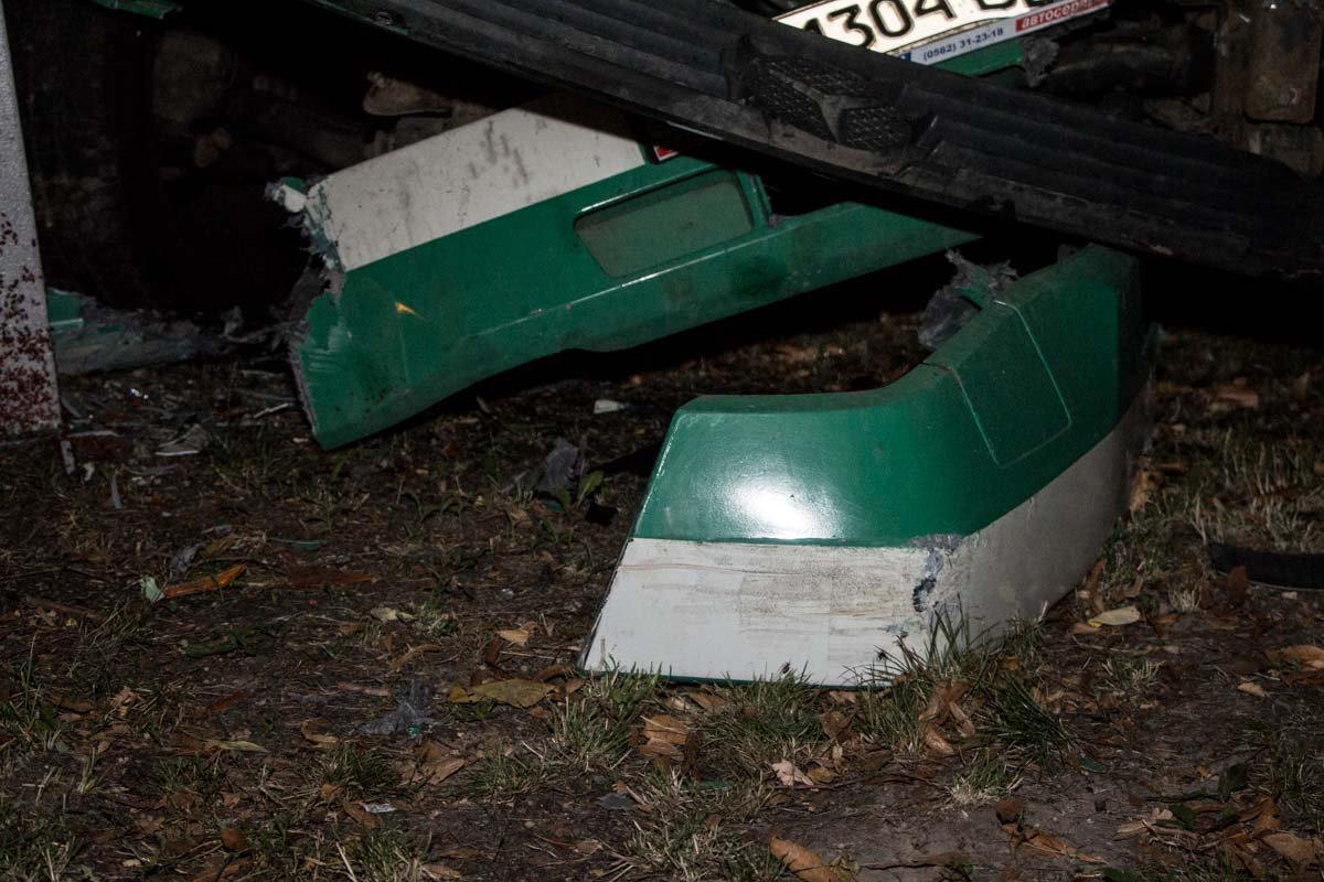 ДТП на Святослава Храброго: эвакуатор "затормозил" о билборд 8