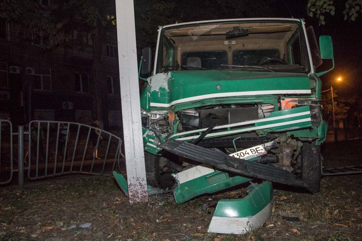 ДТП на Святослава Храброго: эвакуатор "затормозил" о билборд 9