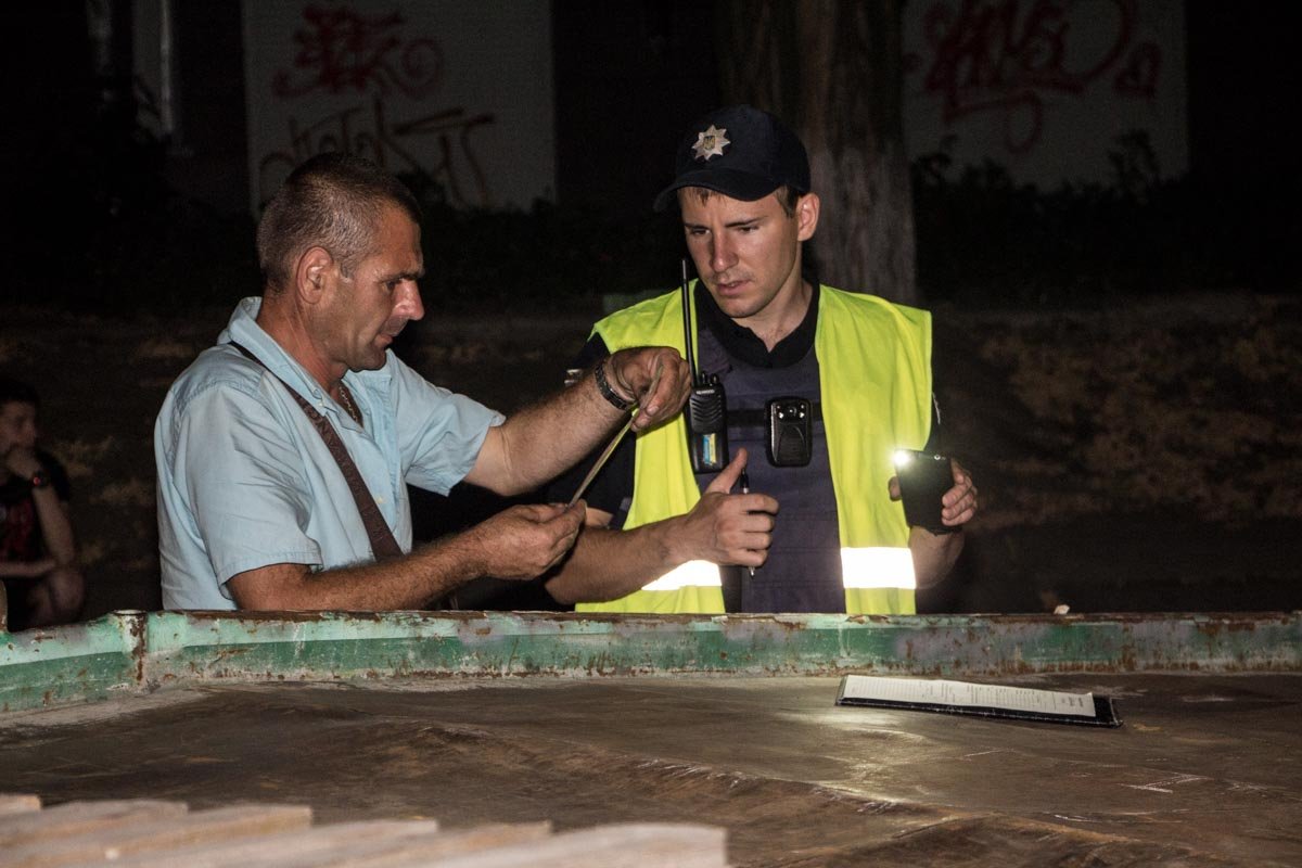 ДТП на Святослава Храброго: эвакуатор "затормозил" о билборд 10