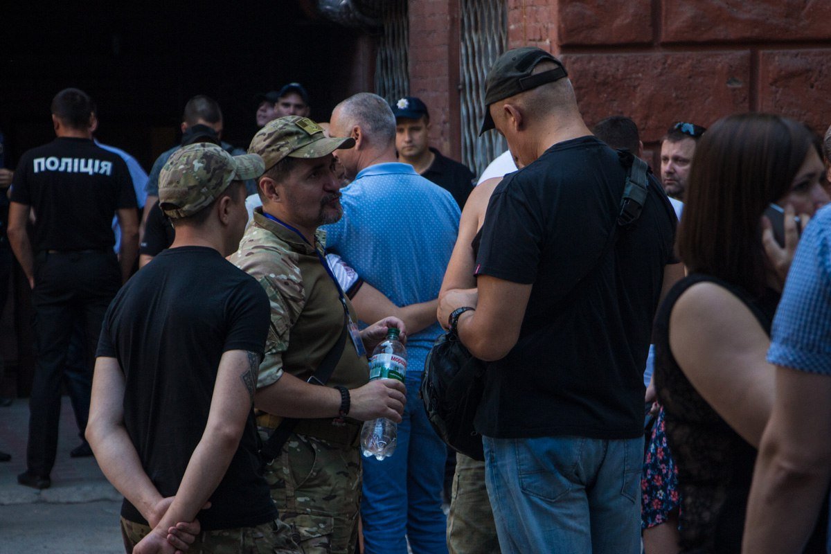 Полиция и люди с автоматами: что происходило в центре Днепра 1