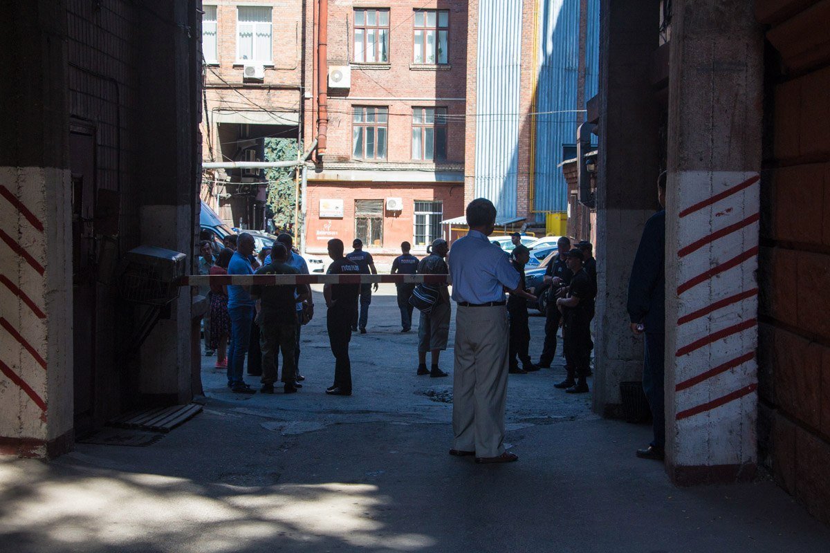 Полиция и люди с автоматами: что происходило в центре Днепра 2