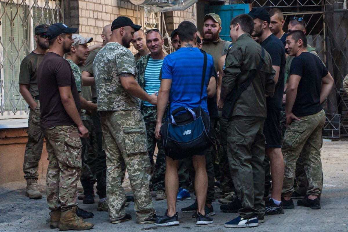 Полиция и люди с автоматами: что происходило в центре Днепра 4