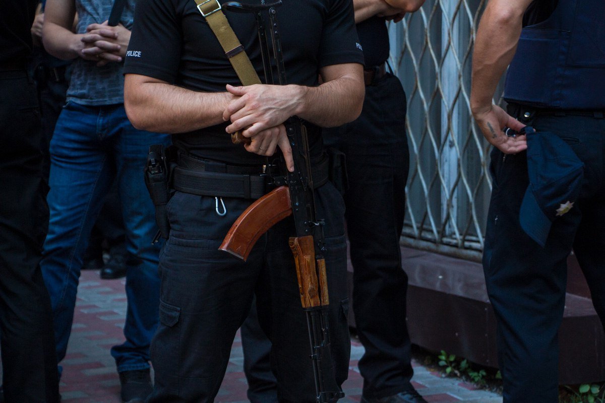 Полиция и люди с автоматами: что происходило в центре Днепра 6