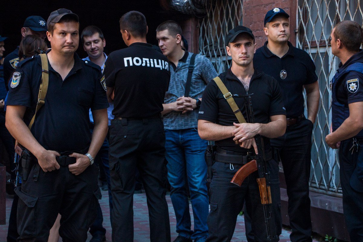 Полиция и люди с автоматами: что происходило в центре Днепра 7