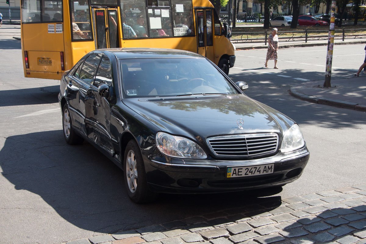 На проспекте Яворницкого микроавтобус с детьми въехал в Mercedes 1
