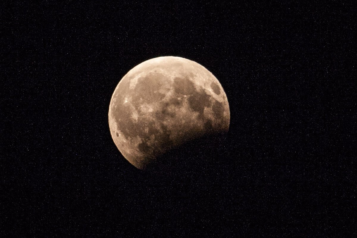 Полную луну в небе над Днепром закрыла тень Земли 1