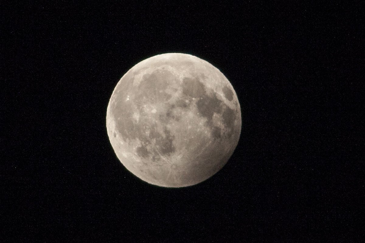 Полную луну в небе над Днепром закрыла тень Земли 2