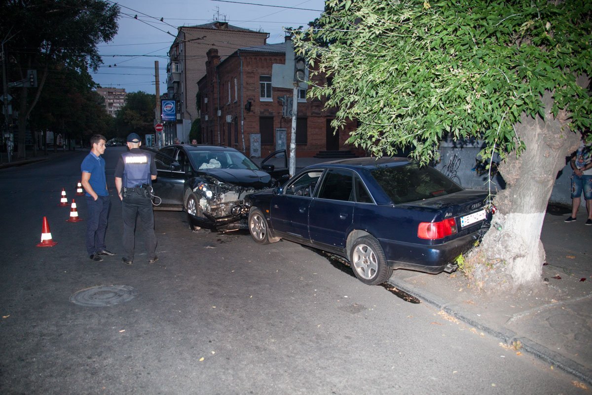 Ехал по встречке: в центре Днепра столкнулись Audi и Mazda 5