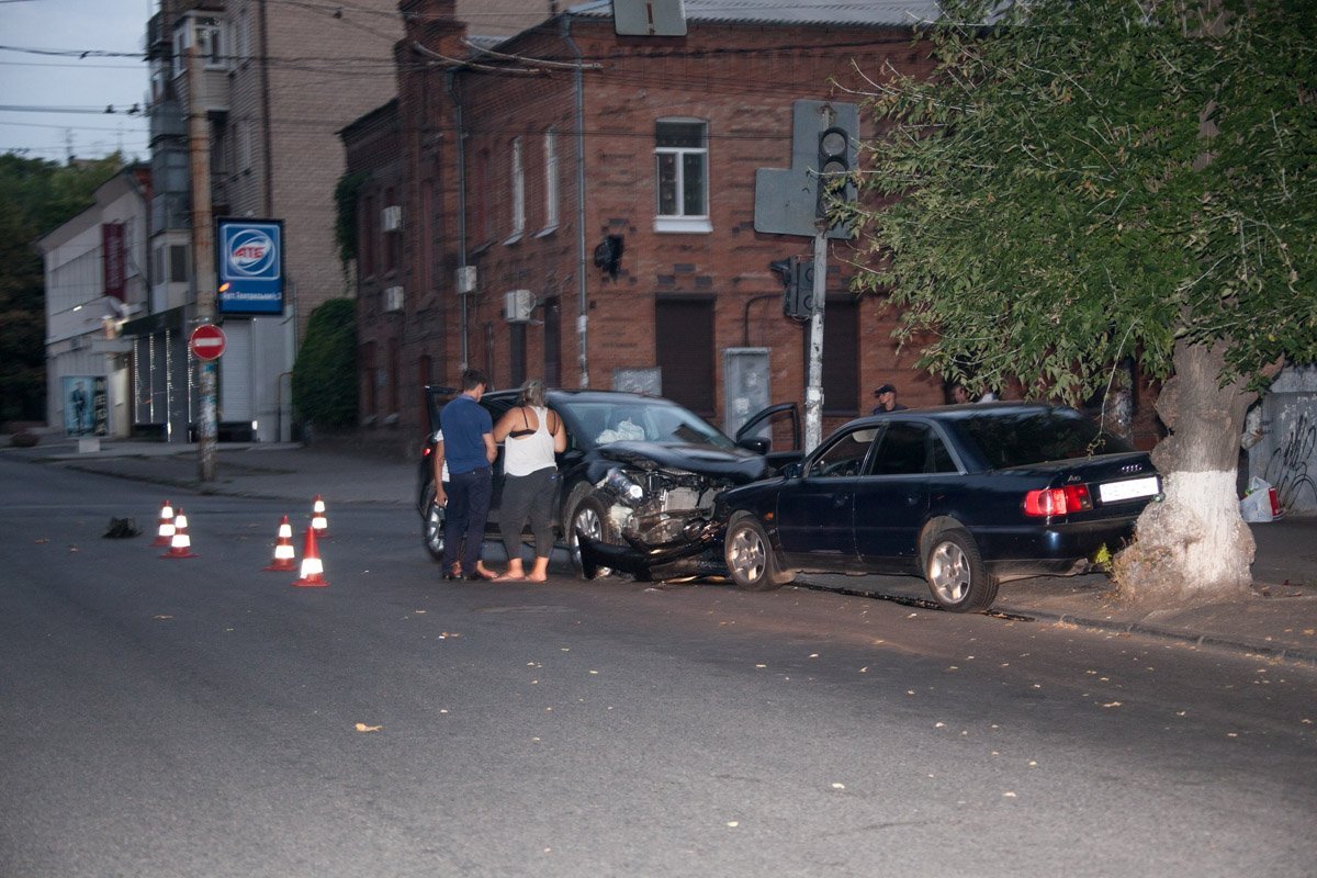 Ехал по встречке: в центре Днепра столкнулись Audi и Mazda 7