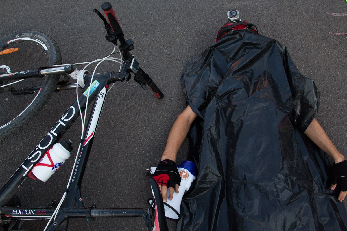 Узнай, почему велосипедисты Днепра лежали в центре города 6