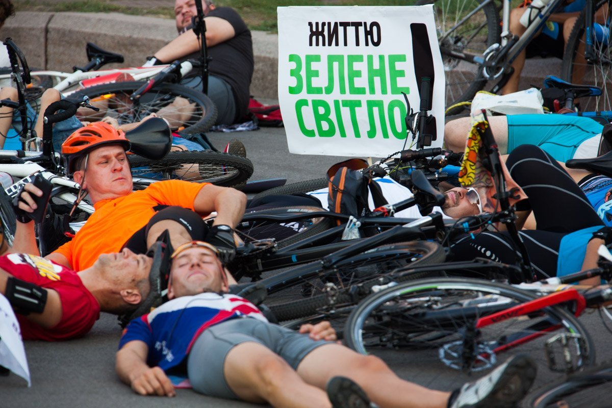 Узнай, почему велосипедисты Днепра лежали в центре города 7