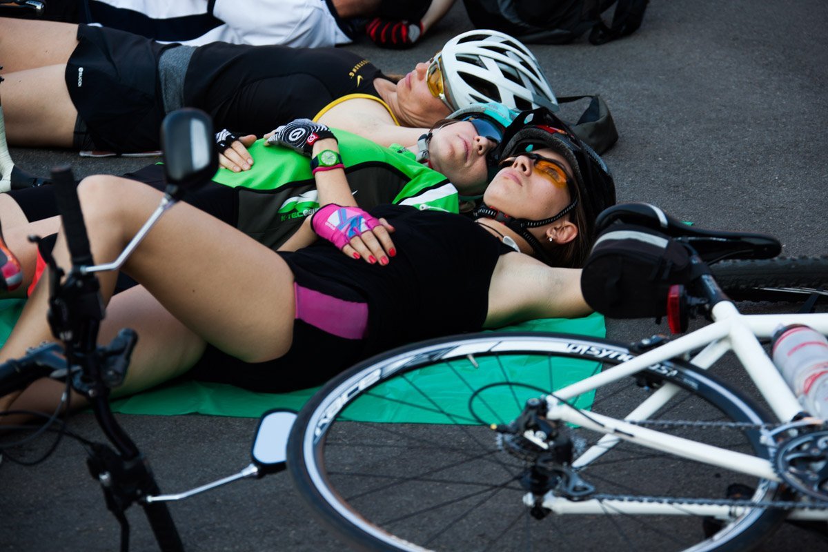 Узнай, почему велосипедисты Днепра лежали в центре города 10