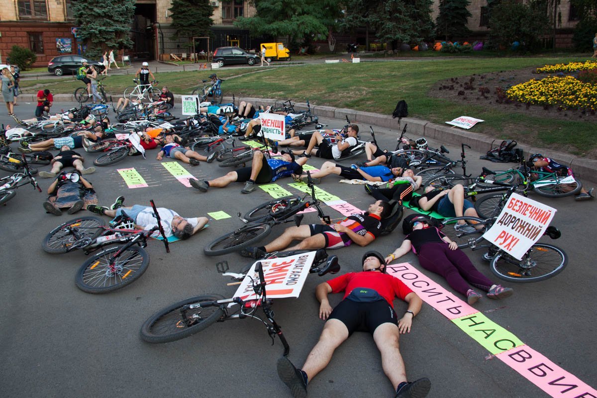 Узнай, почему велосипедисты Днепра лежали в центре города 12