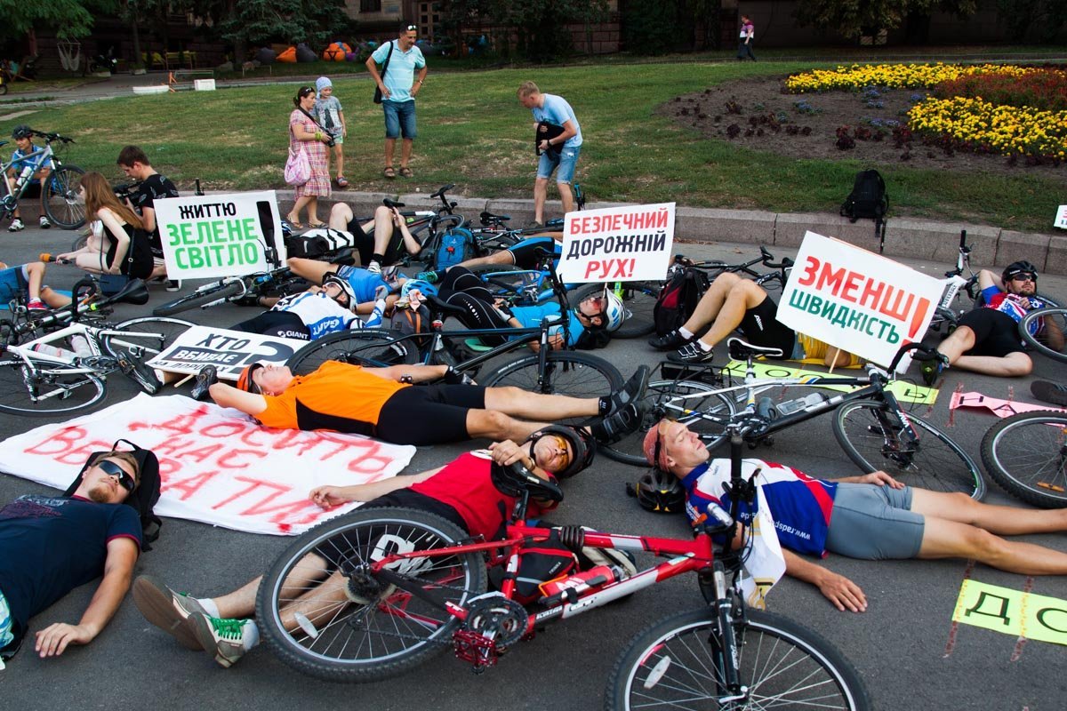 Узнай, почему велосипедисты Днепра лежали в центре города 14