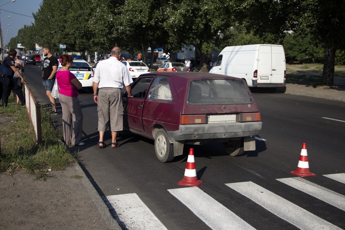 На Донецком шоссе ЗАЗ сбил женщину на пешеходном переходе 5