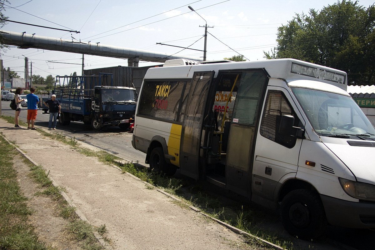 На Калиновой грузовик врезался в 107-ю маршрутку 1