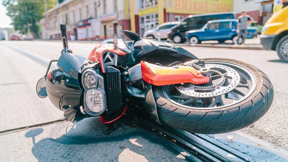 ДТП возле Озерки: Nissan сбил мотоциклиста 2