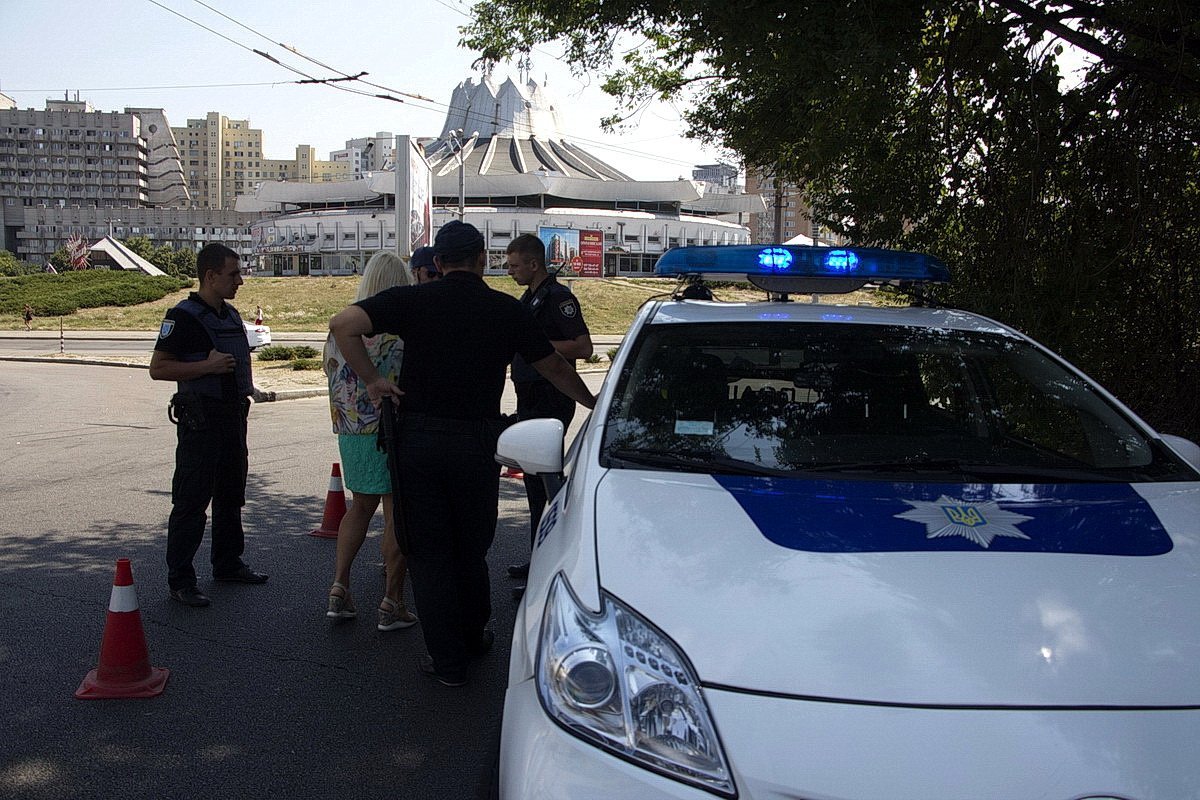 Кепка - это шлем или за что задержали водителя мопеда на Новом мосту 3