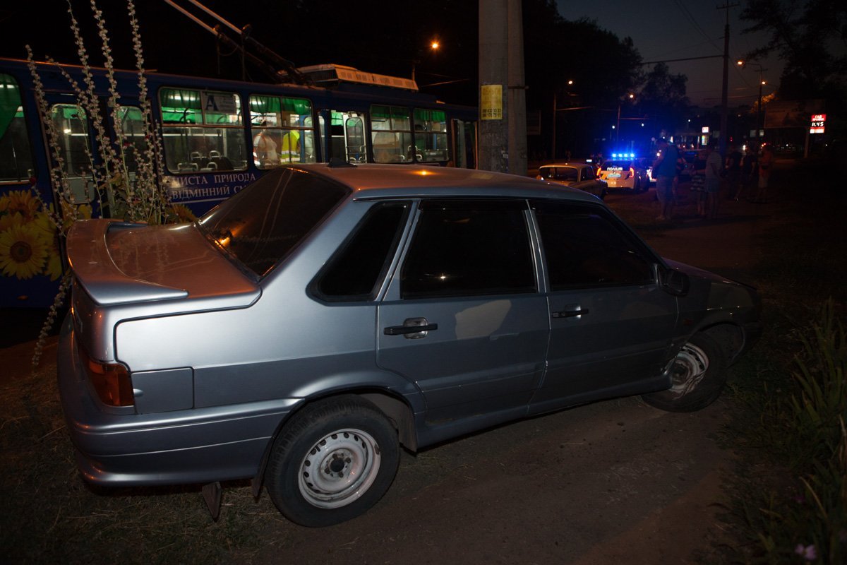 На Запорожском шоссе троллейбус вытолкнул Lada на тротуар 1