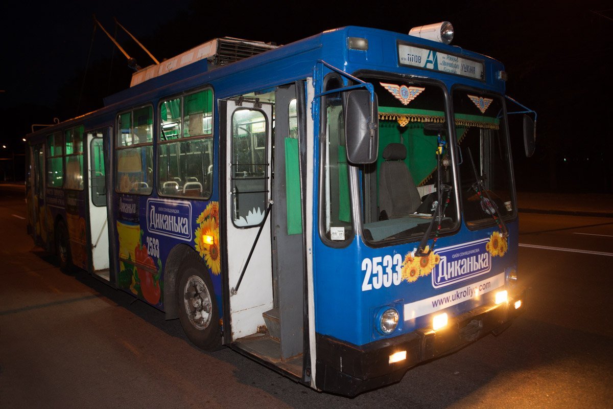 На Запорожском шоссе троллейбус вытолкнул Lada на тротуар 2