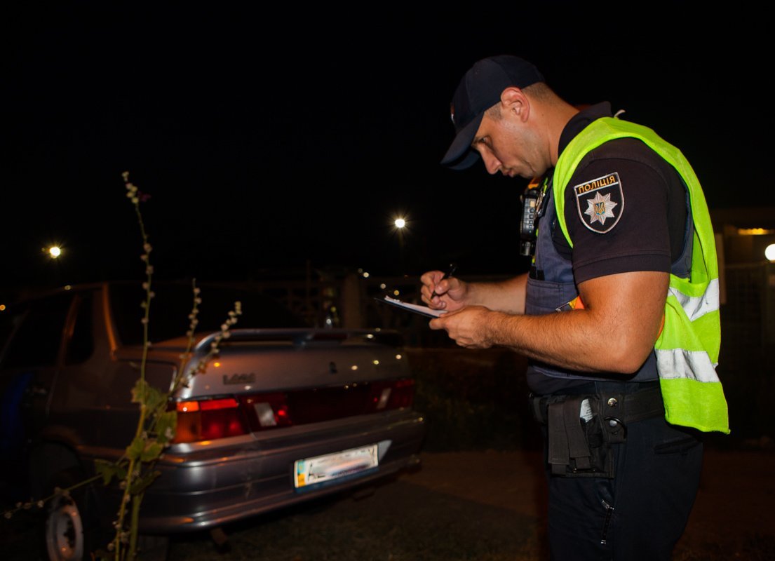 На Запорожском шоссе троллейбус вытолкнул Lada на тротуар 4