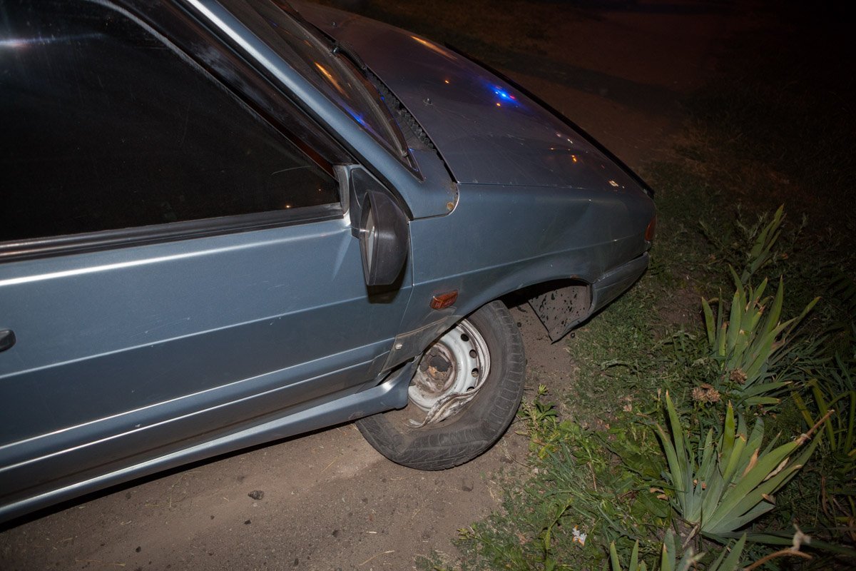 На Запорожском шоссе троллейбус вытолкнул Lada на тротуар 5