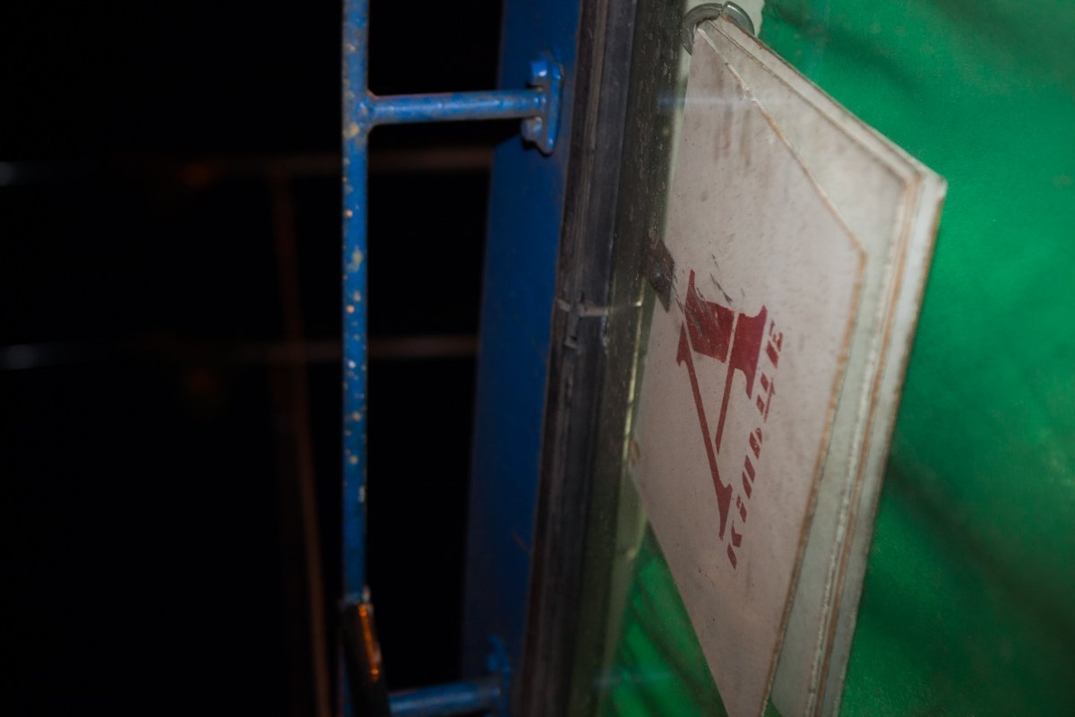 На Запорожском шоссе троллейбус вытолкнул Lada на тротуар 6