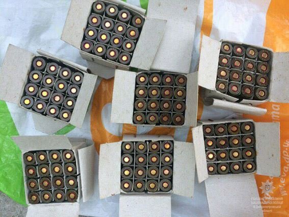 В Днепре задержали мужчину, который пил пиво и прятал в пакете 100 патронов к пистолету 1