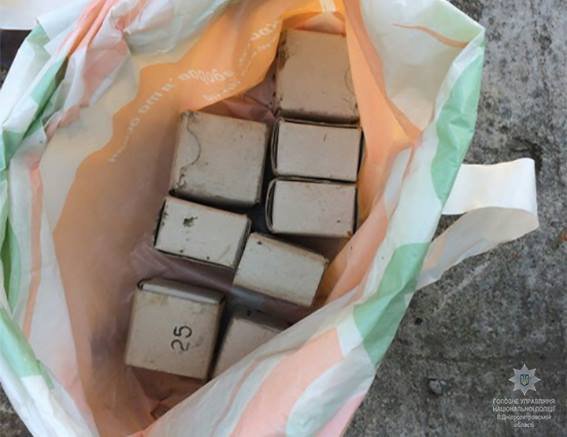 В Днепре задержали мужчину, который пил пиво и прятал в пакете 100 патронов к пистолету 2