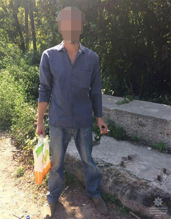 В Днепре задержали мужчину, который пил пиво и прятал в пакете 100 патронов к пистолету 3