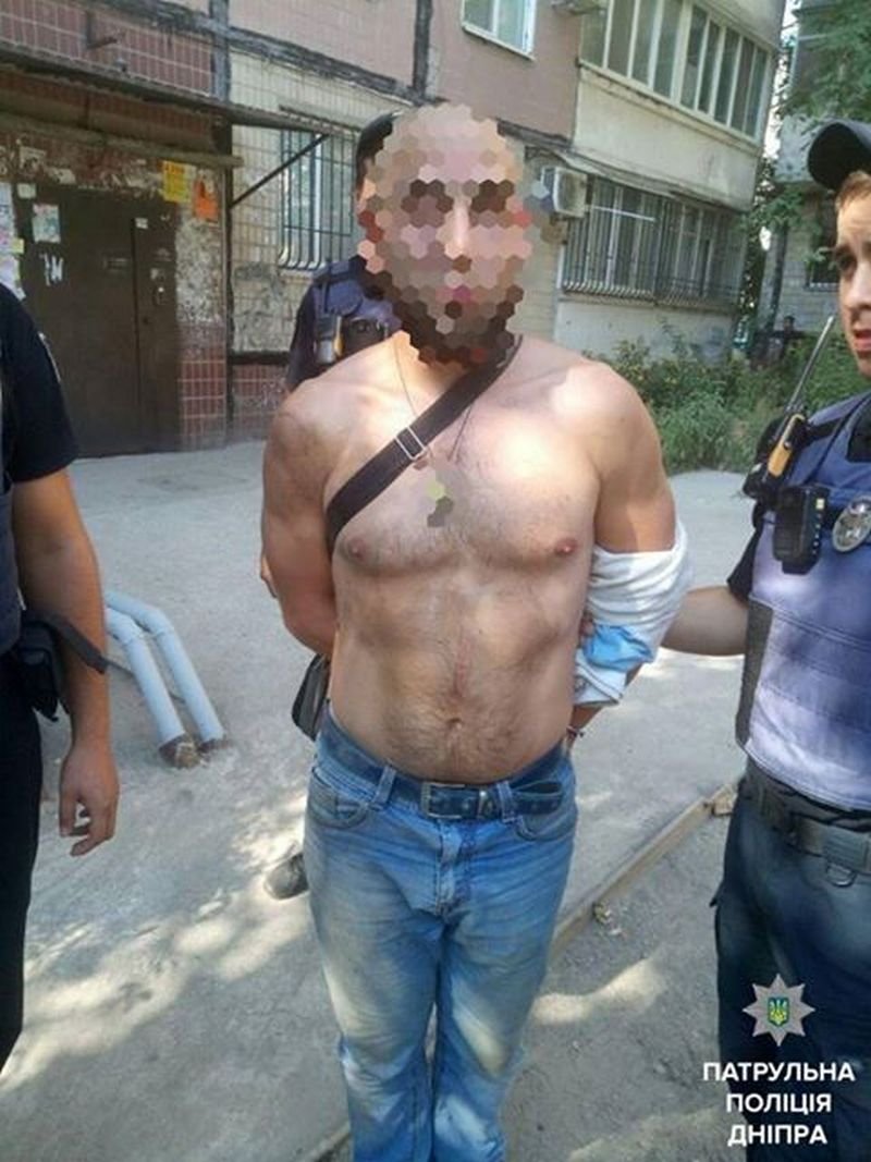 27-летний парень ограбил мужчину и прятался от патрульных с ножом в подъезде 1