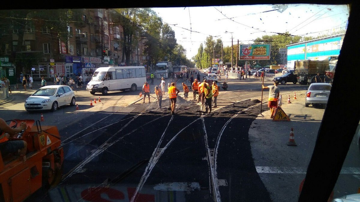 Получи ответ: почему на 12 квартале возле Терры остановились трамваи 1