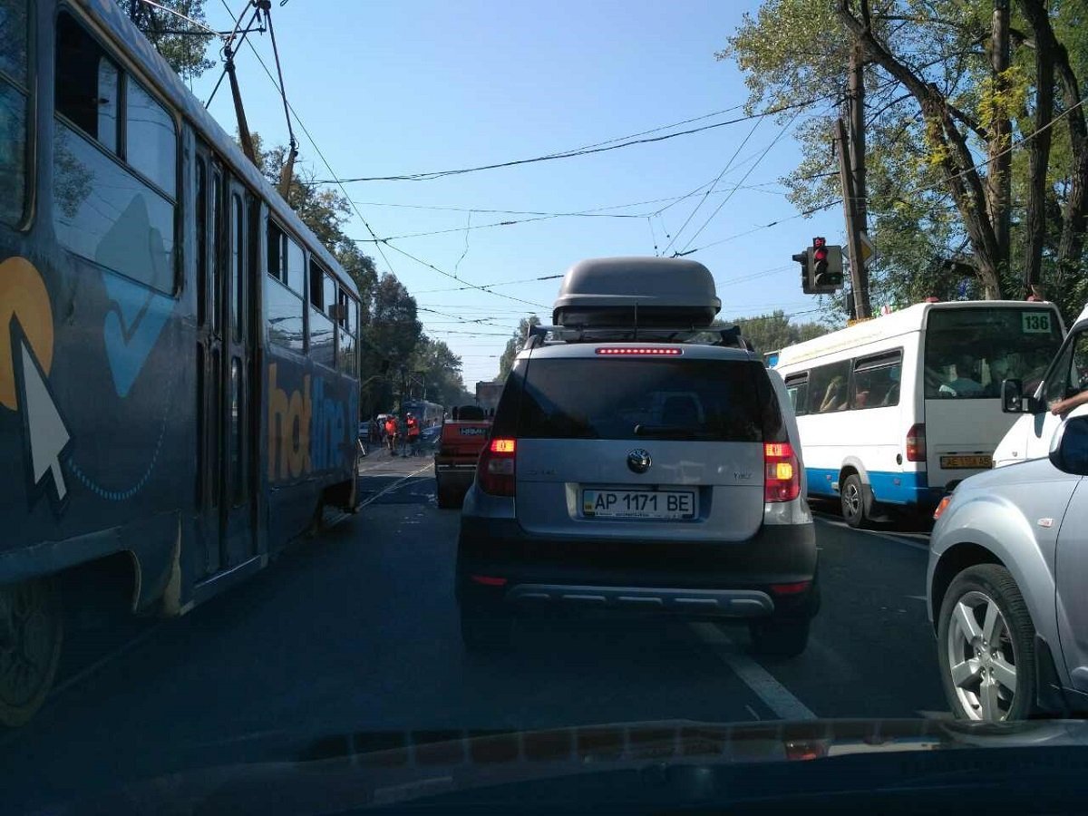 Получи ответ: почему на 12 квартале возле Терры остановились трамваи 2