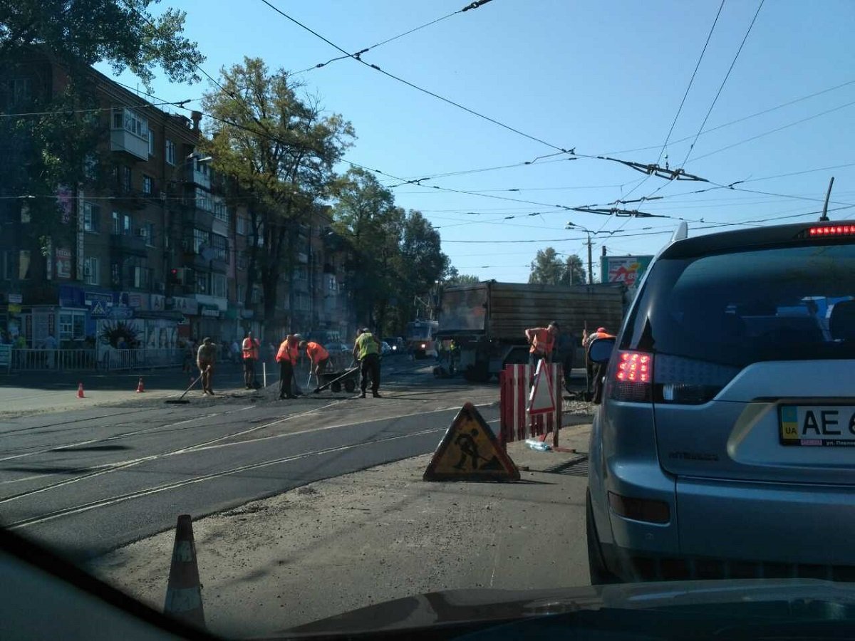 Получи ответ: почему на 12 квартале возле Терры остановились трамваи 3