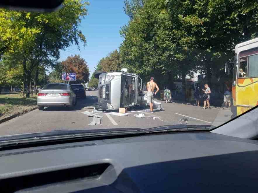 На проспекте Поля в результате ДТП перевернулась «Газель» 1