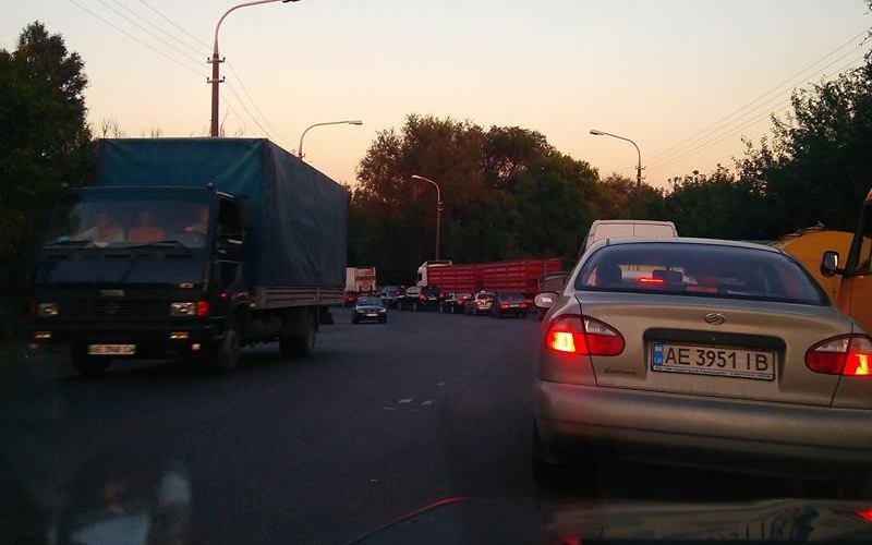 На Каруны под виадуком столкнулись ИЖ и Skoda 2