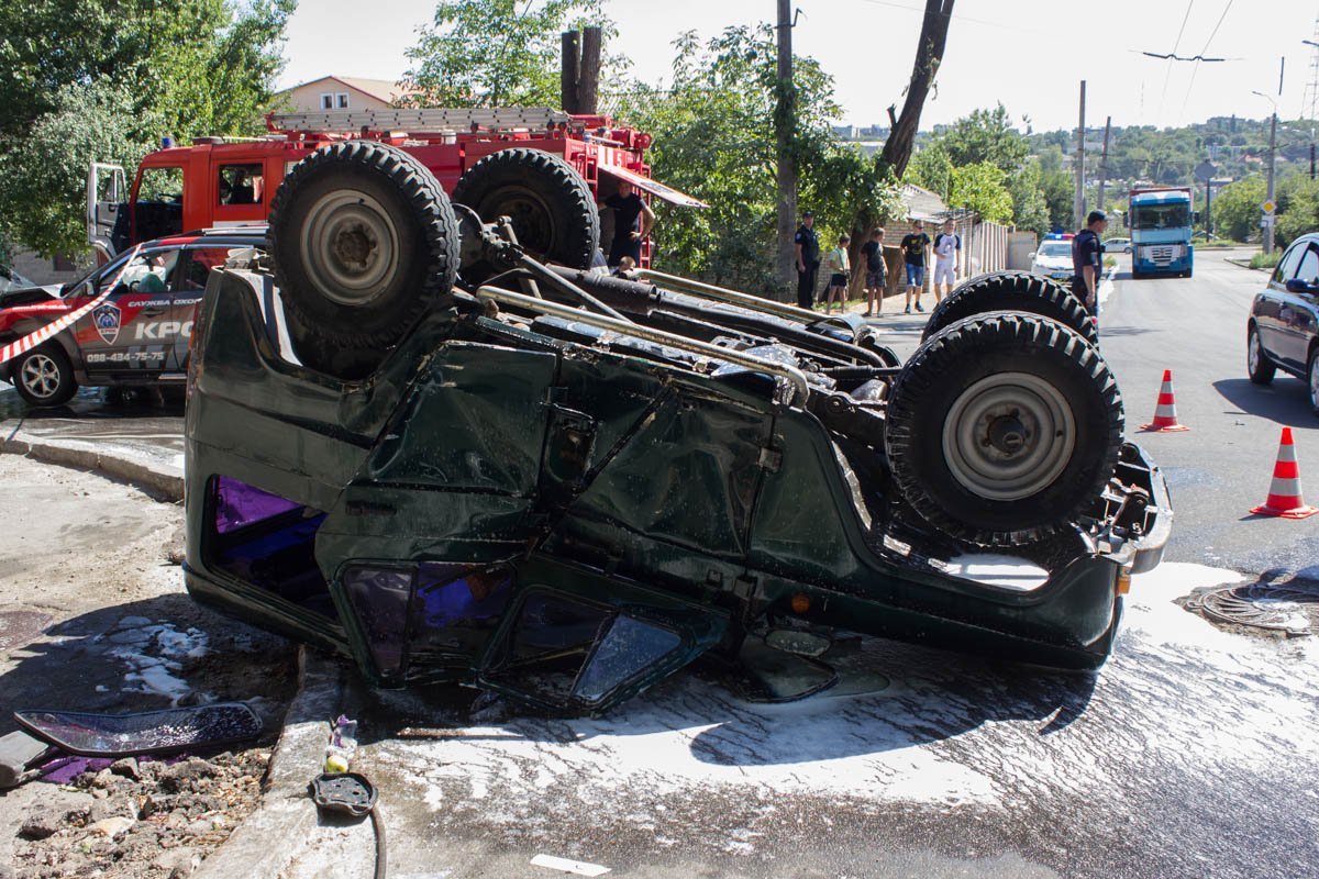 ДТП на Уральской: УАЗ перевернулся из-за столкновения с Hyundai Tucson 4